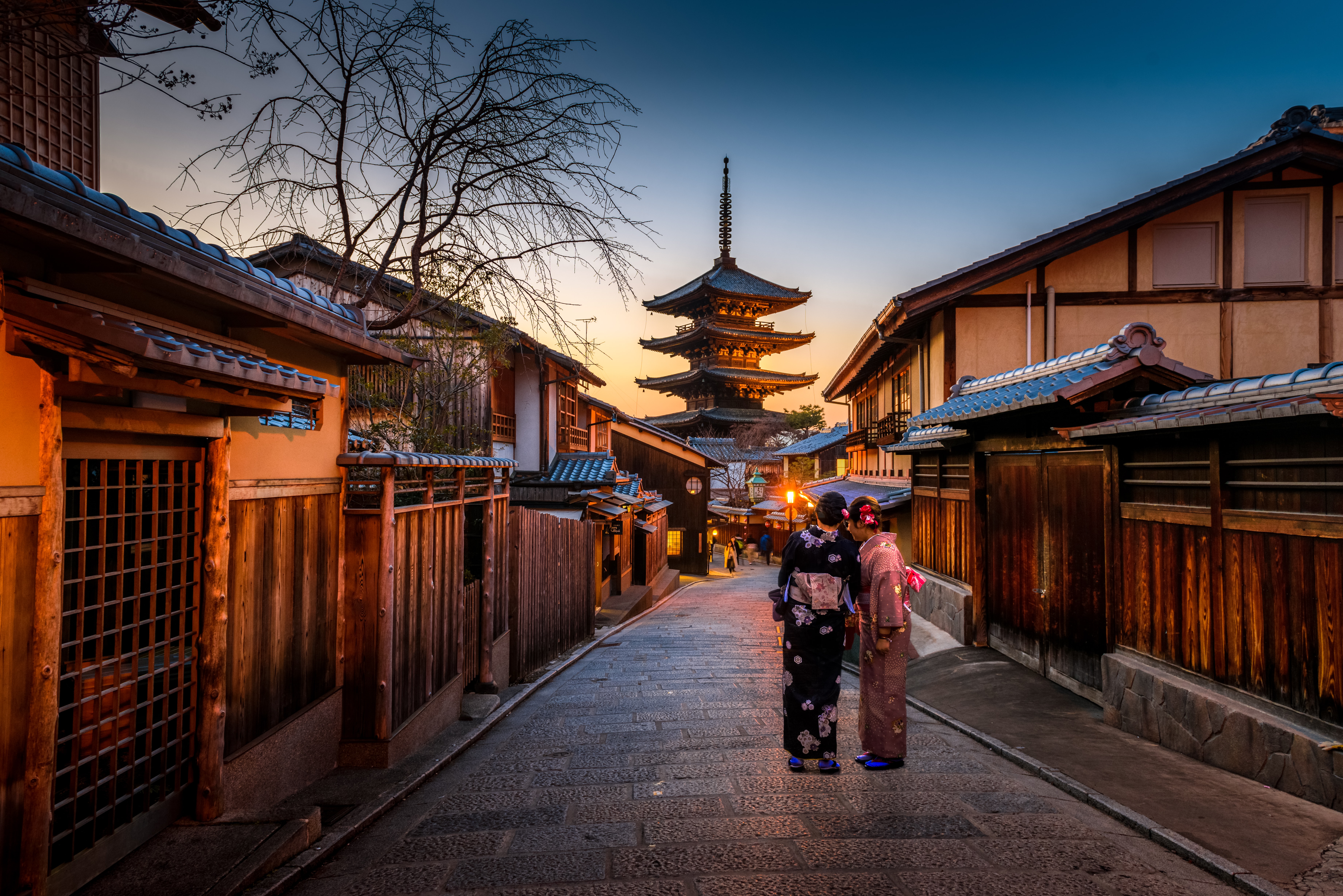 2 women wearing kimono